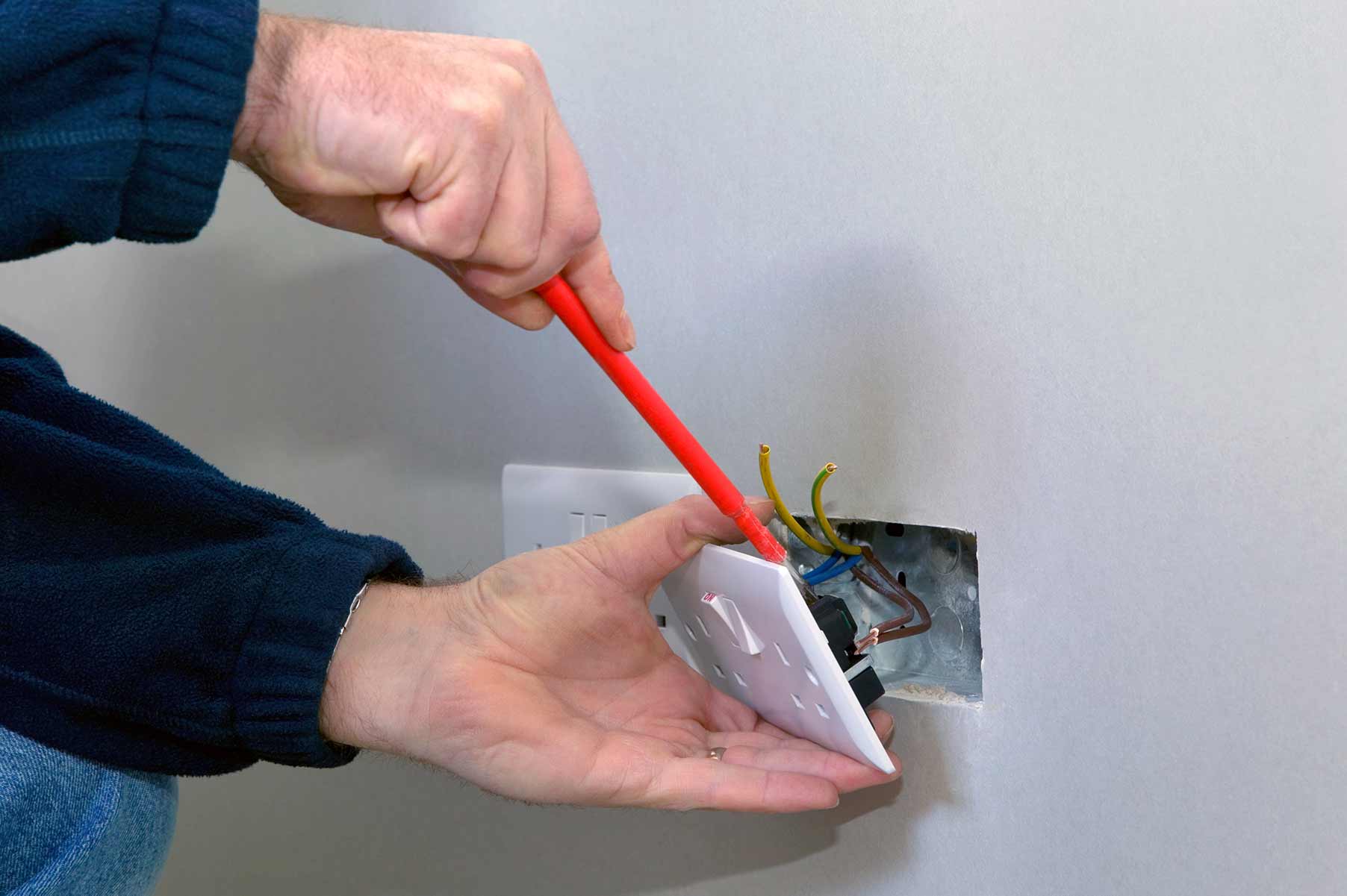 Our electricians can install plug sockets for domestic and commercial proeprties in Newport Pagnell and the local area. 
